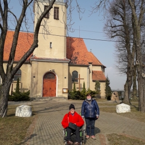 Na zdjęciu widać 2 kobiety przed Kościołem Świętych Apostołów Piotra i Pawła w Broniszewicach