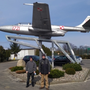 Na zdjęciu widać 2 osoby przy Pomniku Lotników Polskich walczących na frontach II Wojny Światowej w Czerminie