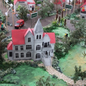 Na zdjęciu widać ustawiony model pałacu w Skrzypni